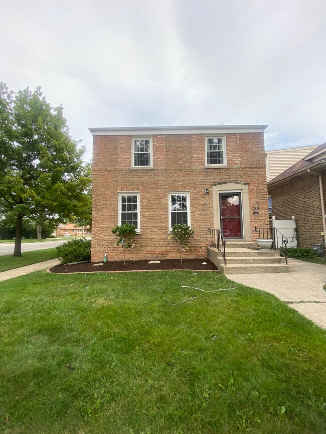 Building Photo - 735 Hull Ave