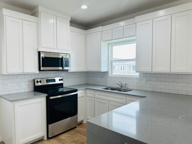 Kitchen - 1013 N Clarence Ave