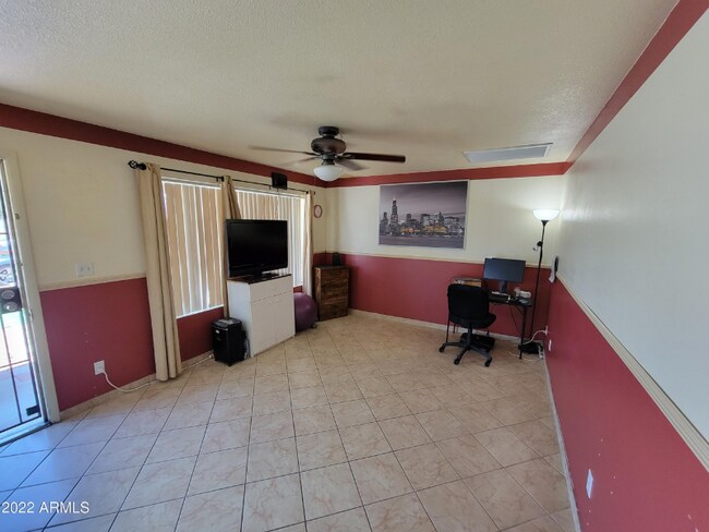 Foto del edificio - 8813 W MacKenzie Dr