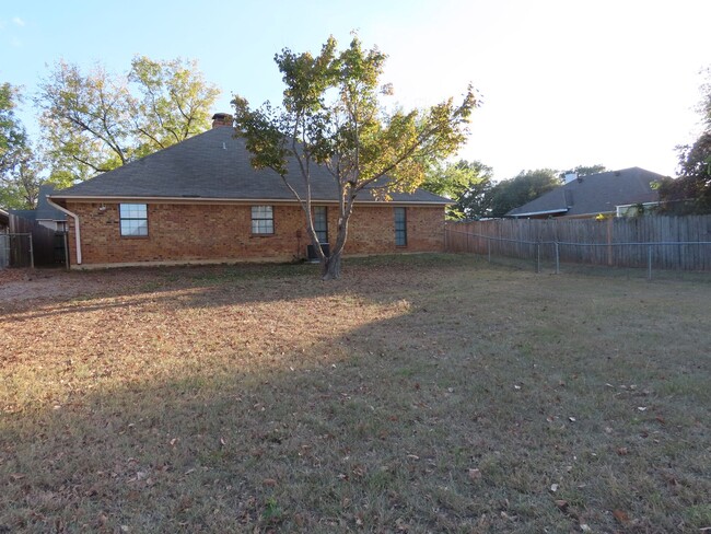 Building Photo - Whitehouse ISD! Handsome 3 Bedroom, 2 Bath...