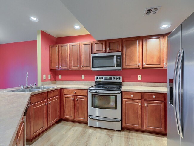 Building Photo - Spacious 3 Bedroom Townhome