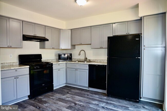 Building Photo - 17960 Milroy Dr