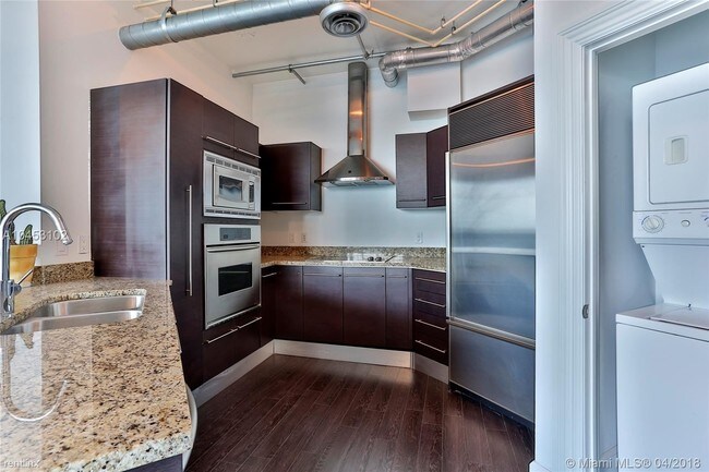 Building Photo - 2 br, 2 bath Condo - 700 NE 25th St Apt 8