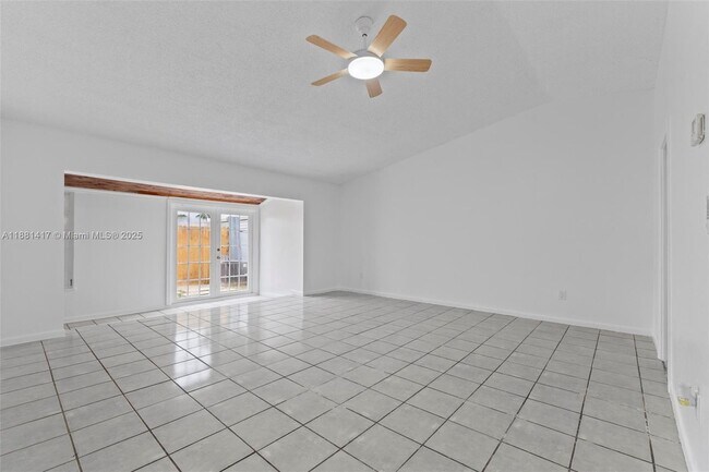 Foto del edificio - 10387 SW 209th Ln