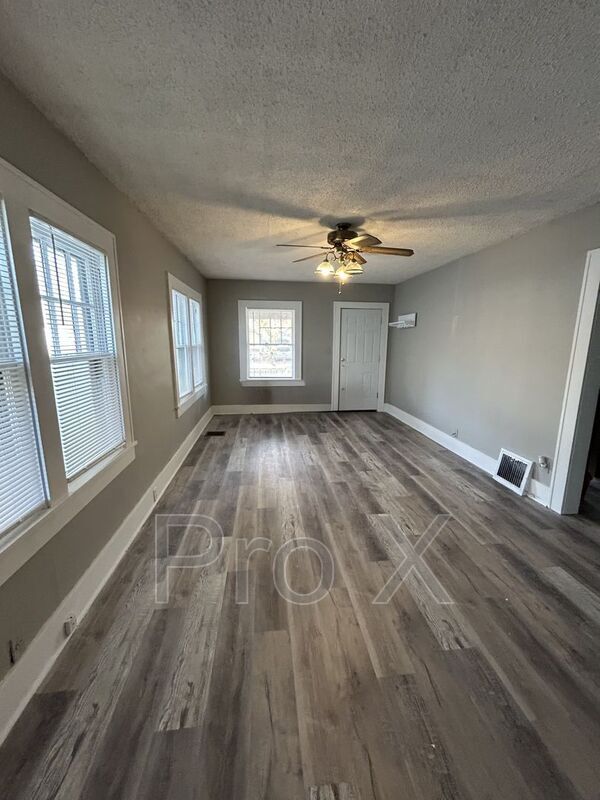 Foto del edificio - 419 E Jackson St