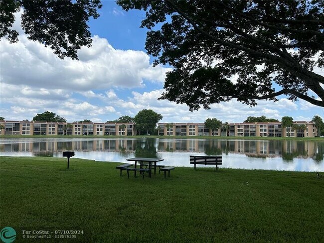 Foto del edificio - 6123 Coral Lake Dr