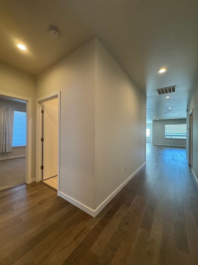Building Photo - Beautiful 3-Bedroom, 2-Bath Home in a New ...