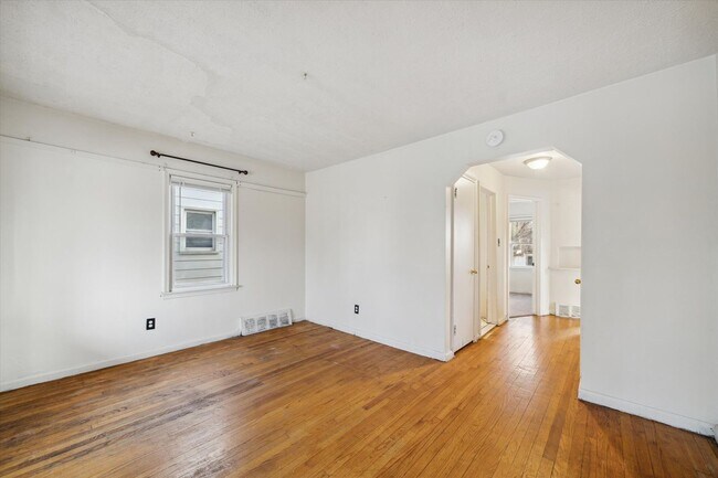Building Photo - $1200 3 bedroom bungalow - REDUCED MOVE IN...