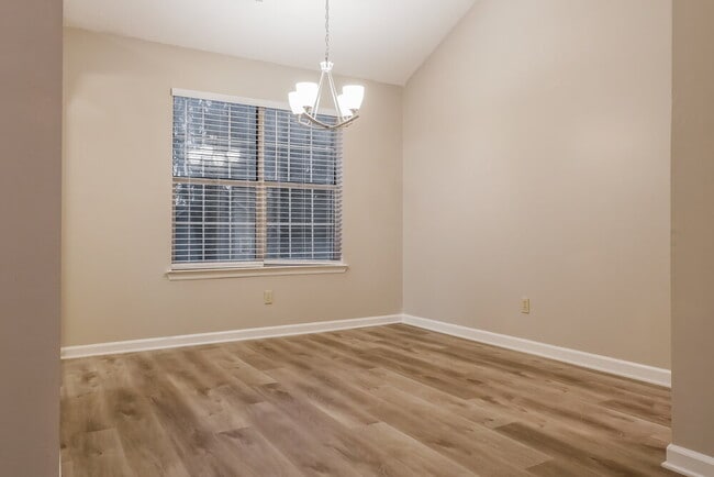 Foto del edificio - 5709 Rex Mill Dr