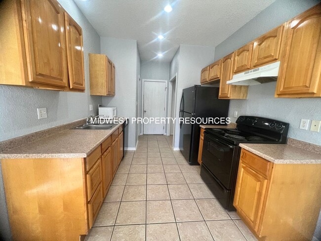 Building Photo - 3 bedroom, 2.5 bath 2 car garage Townhouse