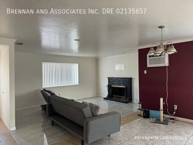 Foto del edificio - Spacious 4-Bed, 2-Bath Family Home with a ...