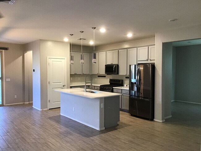 Building Photo - Clean, 3 Bdrm + Den, 2 Bath, 1842 sq/ft in...