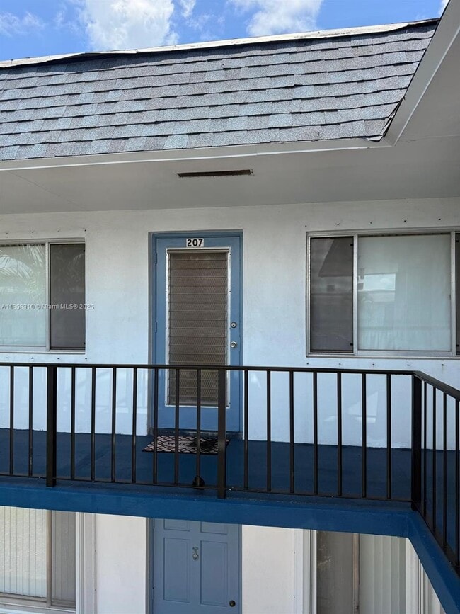 Building Photo - 2440 Lake Osborne Dr