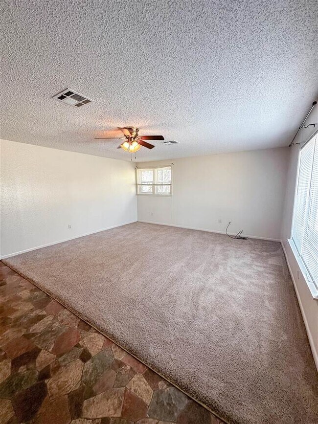 Building Photo - 924 NW Runyon Rd