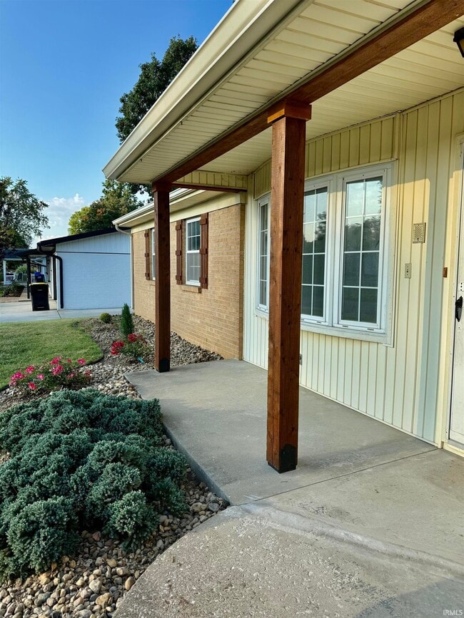 Building Photo - 404 S Hickory Dr