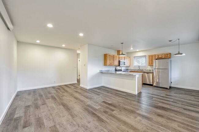Building Photo - Lovely Apartment in Sehome