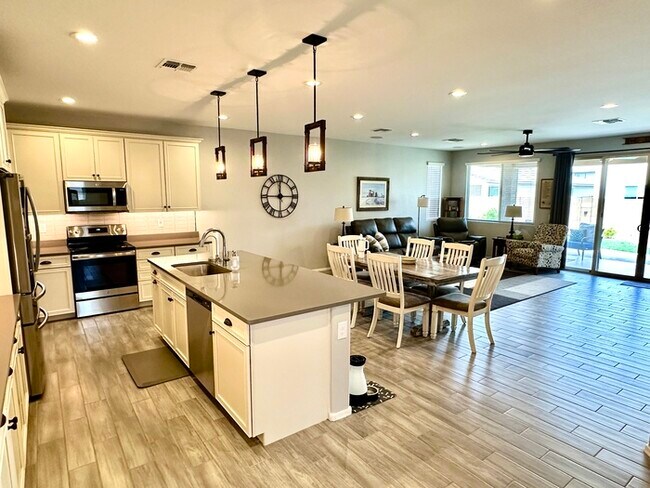 Foto del edificio - Massive RV Garage plus fantastic floorplan in Casa Vista