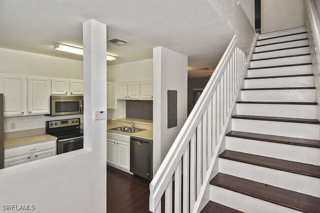 Building Photo - 10100 Poppy Hill Dr