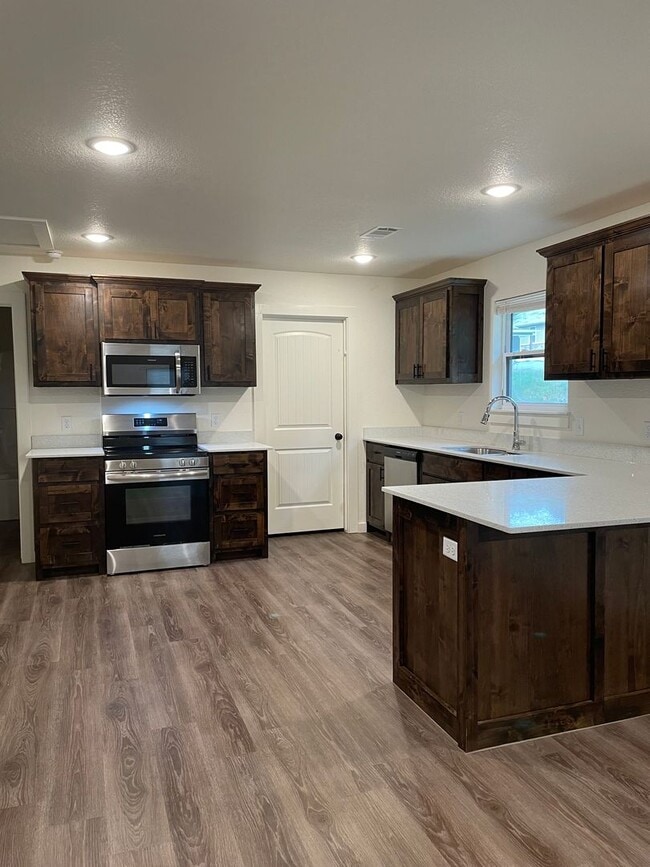 Building Photo - Two Bed/One Bath Home