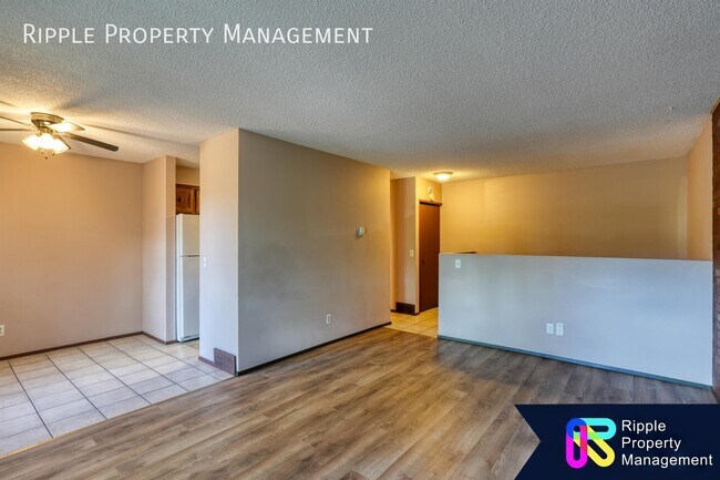 Photo du bâtiment - WONDERFUL 2 BEDS/ 2 BATHS TWO LEVEL CONDO!