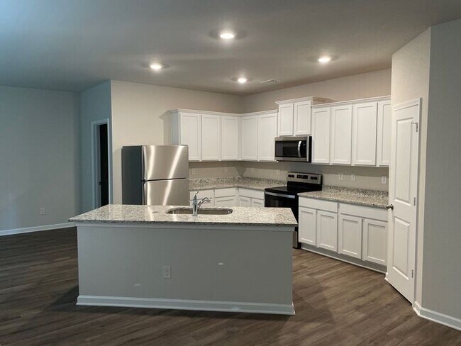 Foto del edificio - NEW CONSTRUCTION NOW AVAILABLE! - 832 Athe...