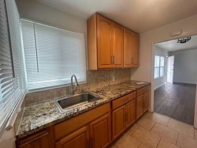 Building Photo - Cute & Cozy 1 Bd/1Ba. Duplex in Hayward! $...