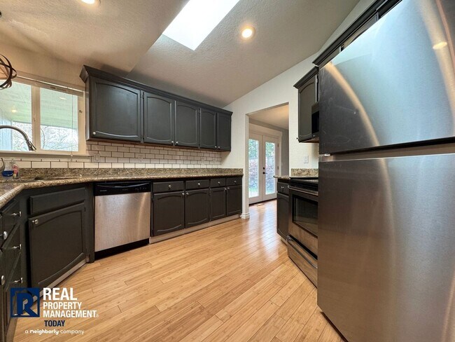 Foto del edificio - Charming 3-Bedroom Home with Fenced Yard & 2-Car Garage Near Downtown Puyallup!!