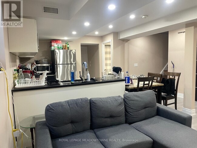 Building Photo - 381 Baylis Ct