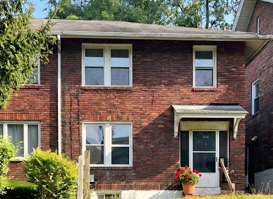 3 Bed / 1 Bath Townhouse in Clairton - 231 Connecticut Ave. Clairton, PA 15025