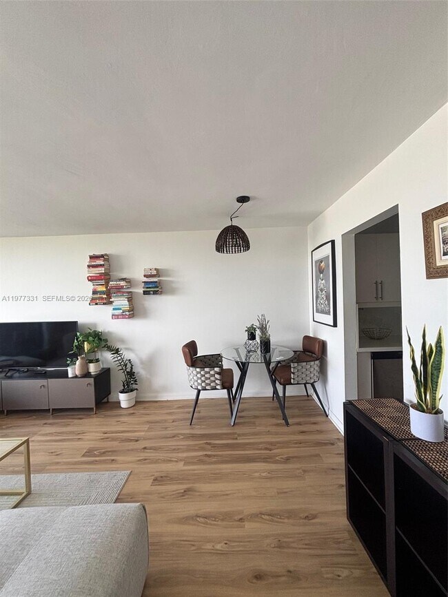 Foto del edificio - 2350 NE 135th St