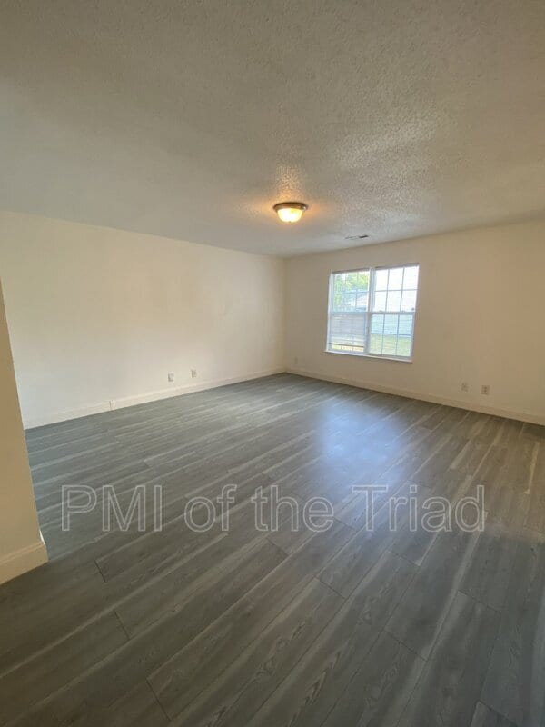 Building Photo - 202 Kinnley Ct