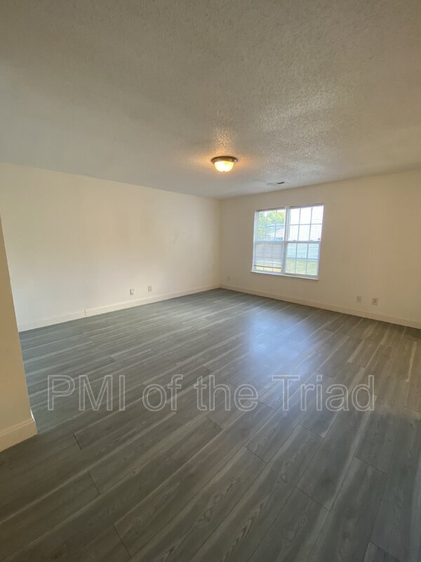 Foto del edificio - 202 Kinnley Ct