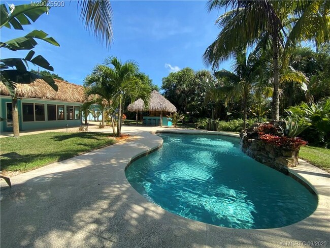 Foto del edificio - 2104 SE St Lucie Blvd