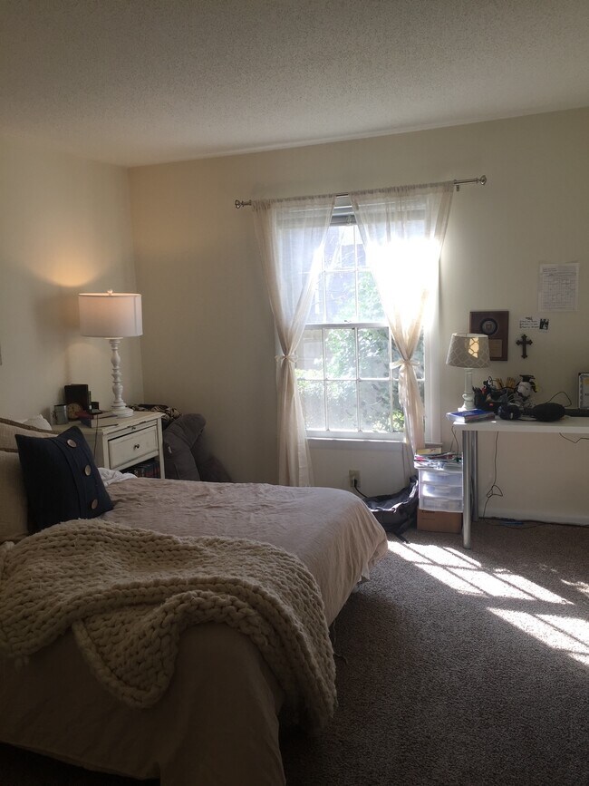 Bedroom - 2527 Hydraulic Rd