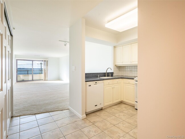 Building Photo - 372 Main St