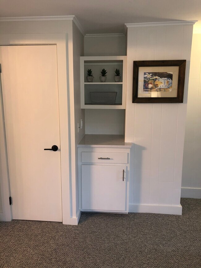 Almacenamiento en la zona de estar - 1061 Maplewood Ave