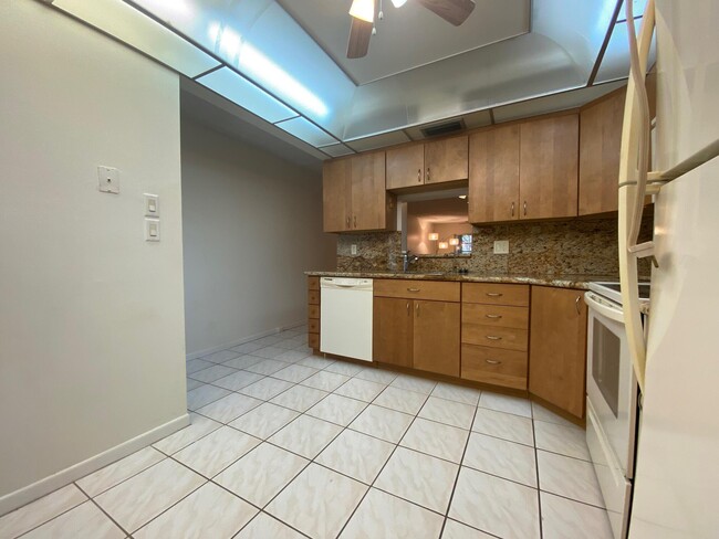 Building Photo - 2102 Lucaya Bend