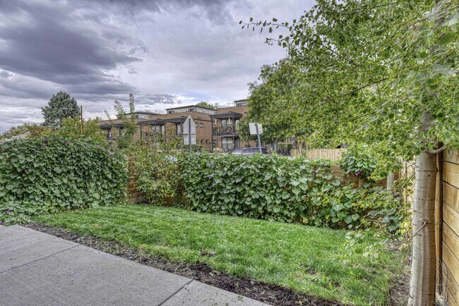 Foto del edificio - Newer Townhome next to Sloan's!