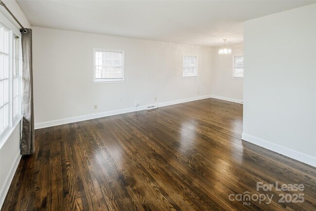 Foto del edificio - 7029 Yorktowne Dr