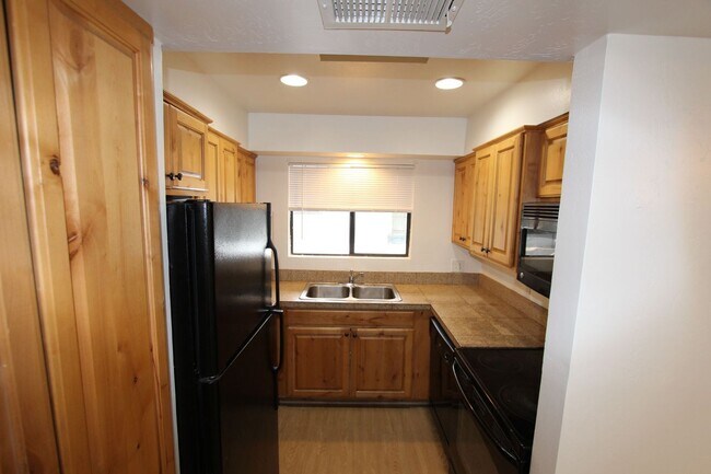 Building Photo - COMING JULY | Bright 2BR/2BA Condo in University Heights | Private Balcony