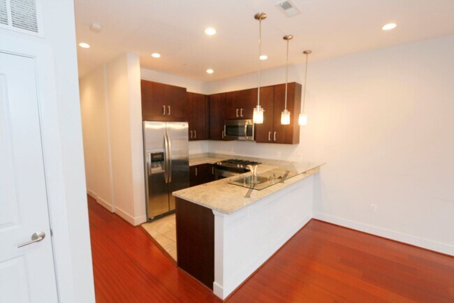 Foto del edificio - U Street Gem: Stylish Top-Floor 2-Bed Duplex