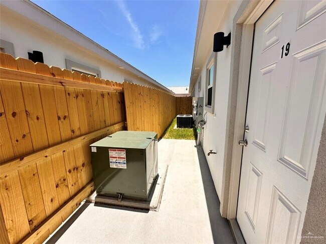 Foto del edificio - 16 S Alamo Rd