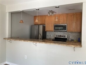 Building Photo - 14720 Village Square Pl