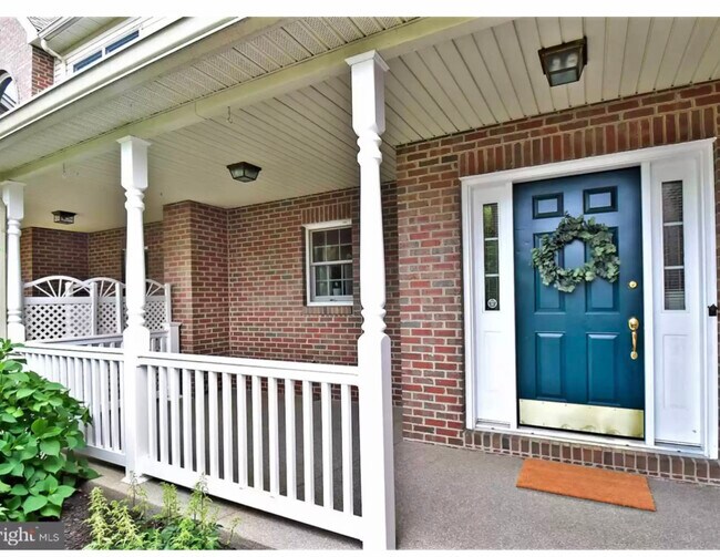 Building Photo - 4658 Pinehurst Cir