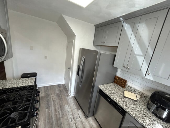 Building Photo - 911 Sherman Ln