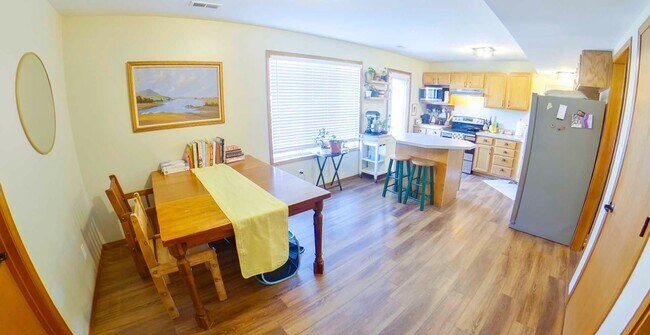 Foto del edificio - 3D Tour Available - Fenced in + Recently Updated + Washer & Dryer + Pet Friendly! Available May 1st!