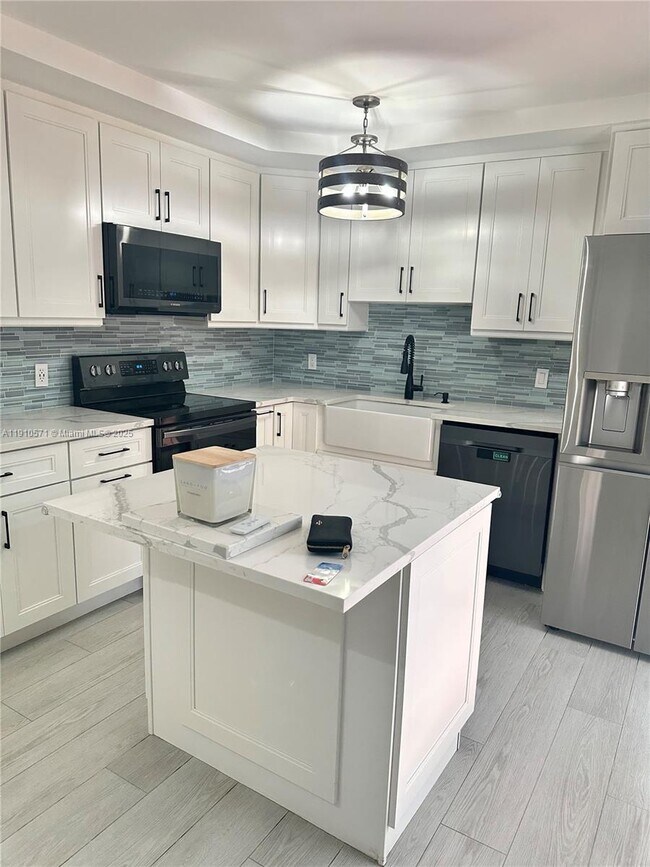 Building Photo - 9156D SW 23rd St