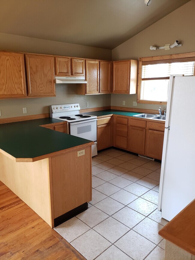 Building Photo - 304 N Pondera Ave