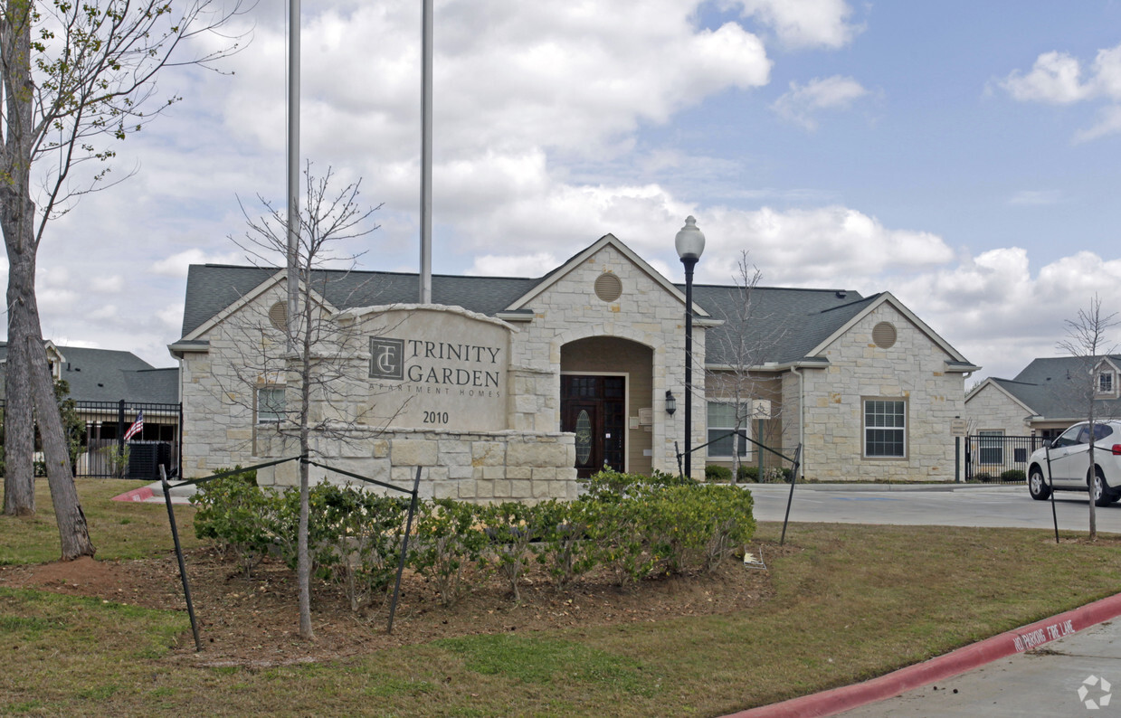 Foto del edificio - Trinity Garden Apartment Homes