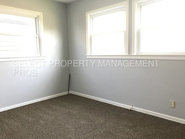 Building Photo - Two Bedroom Lower Apartment in Waynedale